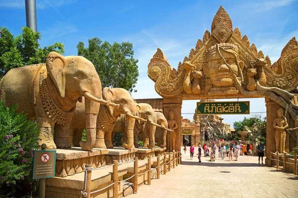 Cazibe Angkor Port Aventura City Salou, Katalonya, İspanya Tema park Çin alanında bulunan giriş kapısı.