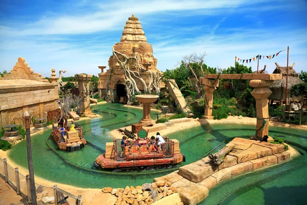 Attrazione acquatica interattiva Angkor situato nella zona della Cina nel parco a tema Port Aventura in città Salou, Catalogna, Spagna . — Foto Stock