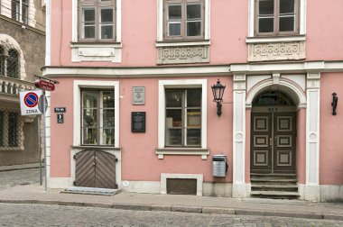 Klasik tarzı eski konut evi. Riga, Letonya.