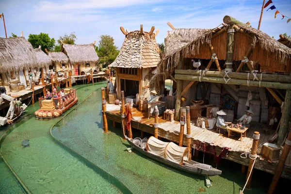 Interaktive wasserattraktion angkor in der china-gegend im themenpark port aventura in der stadt salou, katalonien, spanien. — Stockfoto