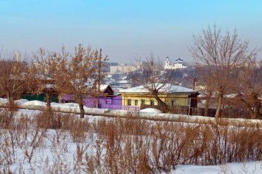 Eski Kamensk (street Red Eagles ve bir tepe üzerinde Spaso-Preobrazhensky Manastırı) görünümü. Şehir Kamensk-Uralsky, Sverdlovsk region, Rusya Federasyonu