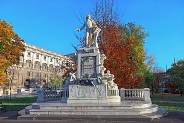 Mozart heykel ve Etnoloji Müzesi Parkı Burggarten. Viyana, Avusturya.