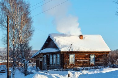 Rustik günlük ev arasında snowdrifts. Rus yaşlı-mümin Köyü Visim düşük orta Sverdlovsk Ural Dağları bölgesinde, Rusya Federasyonu