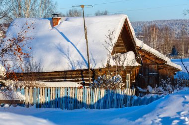 Rustik günlük ev karla kaplı. Köy Visim, Sverdlovsk region, Rusya Federasyonu.