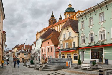 Kare Rathausplatz Melk kasaba çevresinde Ortaçağ binaları.