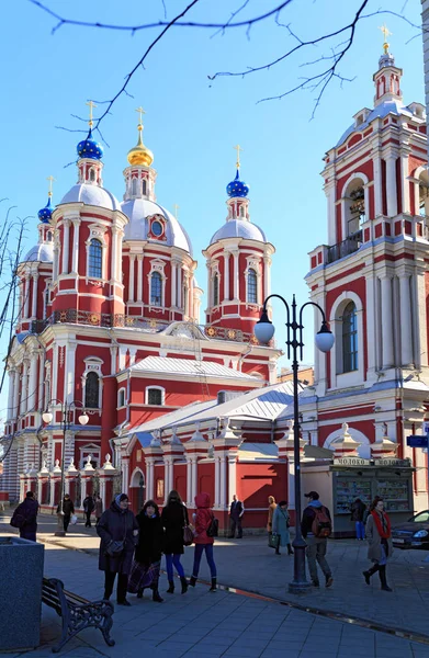 Alte Kirche des hl. Klemens der Hieromartyr (der Patriarch von Rom) in Samoskworetschje im Barockstil nach der Renovierung. Moskau, Russland. — Stockfoto