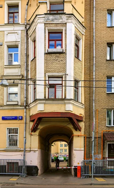 Кирпичный дом с аркой и окном в заливе, построенный в начале 20 века. Москва, Россия — стоковое фото