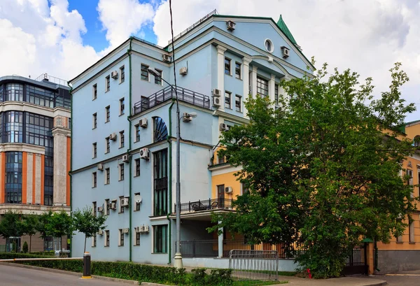 Bâtiment moderne et ancienne maison avec beaucoup de climatiseurs sur les façades. Ozerkovskiy lane, Moscou, Russie — Photo