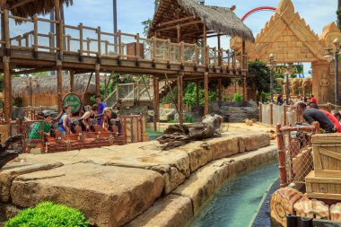  Su silahlar savaş. Etkileşimli su cazibe Angkor Tema Park Port Aventura. Şehir, Salou, İspanya