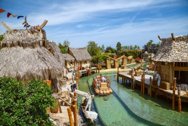 Etkileşimli su cazibe Angkor - Kamboçya balıkçı köyü taklidisin. Tema Park Port Aventura, Salou, İspanya