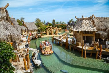 Etkileşimli su cazibe Angkor - Kamboçya balıkçı köyü taklidisin. Tema Park Port Aventura, Salou, İspanya
