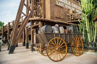 Cazibe vahşi Buffalos uzak Batı alanda Tema parkı Port Aventura City Salou, İspanya yakınındaki eski ahşap vagon.