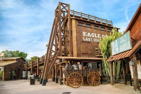 Konumlar deli varil ve Tema uzak Batı bölgesinde vahşi Buffalos City Salou, İspanya Port Aventura park.