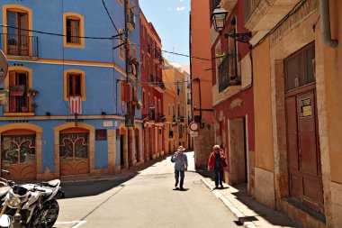  Tarragona City yaşlı bir çift üzerinde tarihsel şehirdeki sokak Carrer de Santes Creus. Catalonia, İspanya.