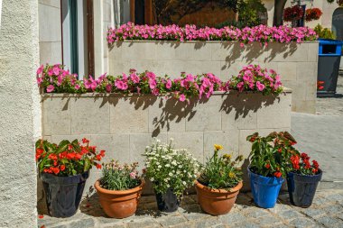 Bina çiçeklerle süslenmiş. Şehir, Salou, İspanya.