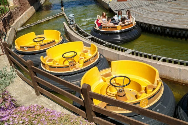 Atracción Grand Canyon Rapids en el parque temático Port Aventura en la ciudad Salou, España . — Foto de Stock