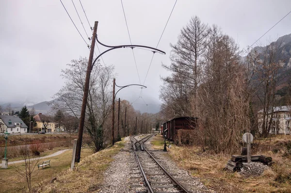 Železnice v alpské vesnici Reichenau na pohořím Rax. Dolní Rakousy — Stock fotografie