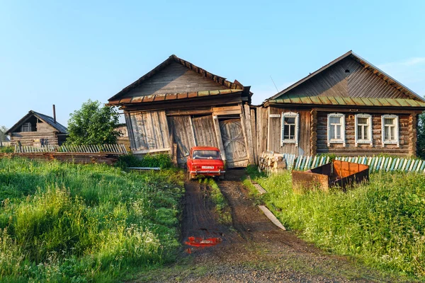 Ramshackle country house with garage and bath. Old believer village Visim, Sverdlovsk oblast, Russia. — Stock Photo, Image