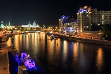 Moskova Nehri Moskova Kremlin ve çeşitli tiyatro ile gece manzarası. Moscow, Rusya Federasyonu.