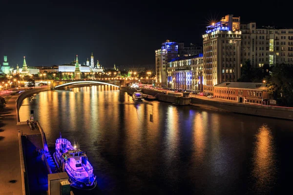 Vista noturna do Rio Moskva com o Kremlin de Moscou e o Teatro Variety. Moscou, Rússia . — Fotografia de Stock