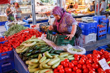 Türk pazarında sebze satan bir yaşlı kadın. Kemer, Türkiye.
