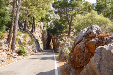 Taş tünel Sa Calobra köyü yakınlarında dağ yolda. Ada Majorca, İspanya
