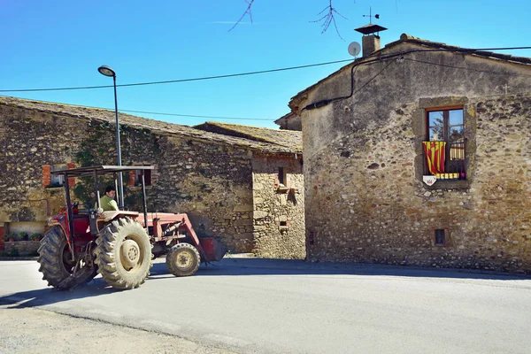 Человек за рулем трактора в старой деревне Сант-Эстев-де-Гьялбес. Испания — стоковое фото