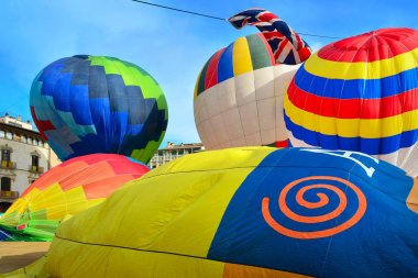 Renkli sıcak hava balonu. Vic, İspanya