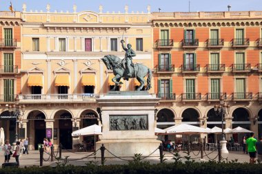 Atlı heykeli genel Joan Prim (heykeltraş Luis Puiggener), Reus, İspanya