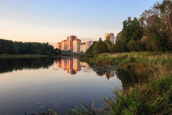 Nuevo barrio a orillas del río Pekhorka. Balashikha, Provincia de Moscú, Rusia . — Foto de Stock