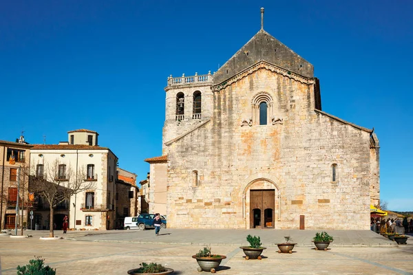 Monasterio benedictino Sant Pere de Besalu en la ciudad de Besalu, Cataluña, España . — Foto de Stock