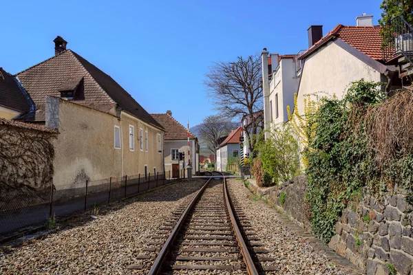 The railway through the fair municipality of Weissenkirchen in der Wachau. Lower Austria. — Stock Photo, Image