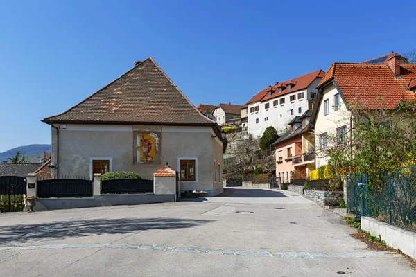 Перегляд житловій вулиці в місто Weissenkirchen ринку в der Вахау. Нижня Австрія. — стокове фото