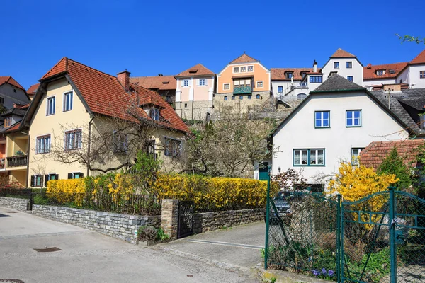 Blick auf die Wohnstraße in der Marktgemeinde Weißenkirchen in der Wachau. Niederösterreich. — Stockfoto