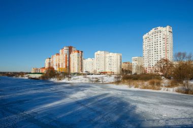 Pekhorka Nehri'nin kıyısında yeni bir yerleşim bölgesi. Balashikha, Moscow region, Rusya Federasyonu.