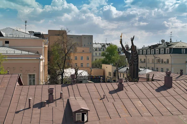 Vue aérienne de l'immense sculpture d'une vieille croyante en prière et des bâtiments autour de la cour du Musée d'art moderne de Moscou. Russie . — Photo