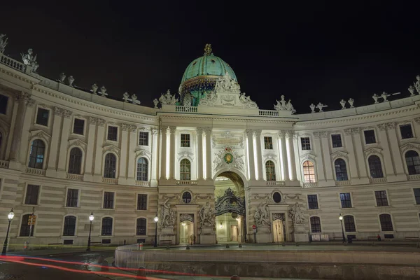 Das gebäude des st. michael flügels (michaelertrakt) der hofburg bei nacht. Wien, Österreich — Stockfoto