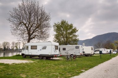 Rvs şehrin Duernstein karşısında Tuna Nehri Bankası için bir kamp. Aşağı Avusturya.