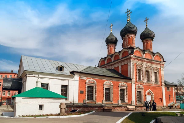 Kerk van onze Lieve Vrouwe van Bogoljoebovo, 1687 gebouwd in het hoge klooster van St.Peter. Moskou, Rusland. — Stockfoto