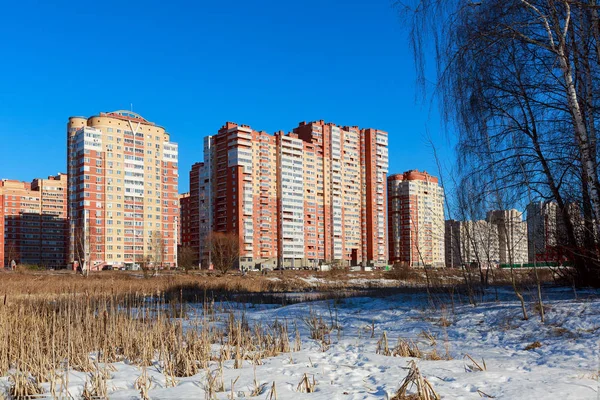 Pekhorka 川のほとりに新たな住宅地。モスクワ地域、ロシア バラシハ. — ストック写真