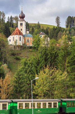 Görünüm eski kilisenin Sankt Georgen am Gasenbach ve dar hat demiryolu vagonu Koglhof Köyü Feistritztalbahn. Belediyesi Birkfeld, Styria, Avusturya.