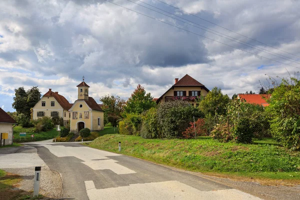 秋にオーストリアの村 Perndorf。オーストリア、シュタイアー マルク州. — ストック写真