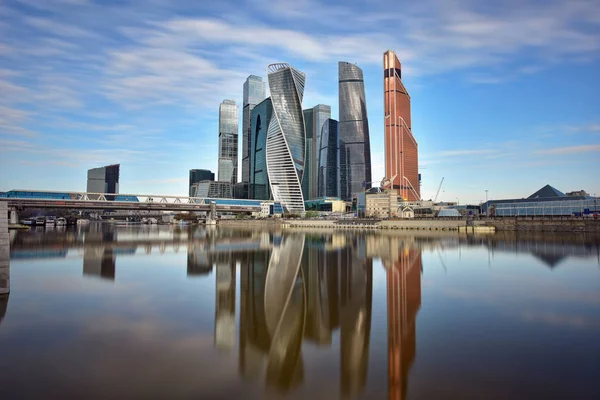 Московский международный бизнес-центр и пешеходный мост Багратион летним утром. Москва, Россия — стоковое фото