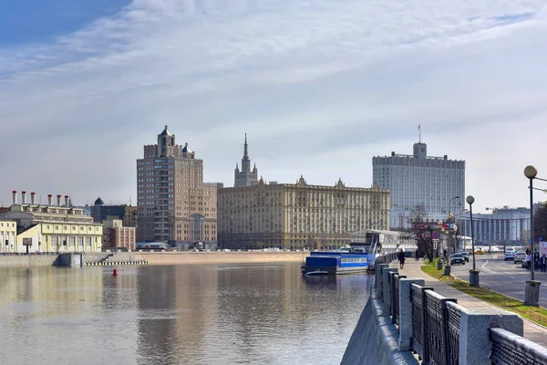 Krasnopresnenskaya embankment and Moskva-river as seen from the embankment of Taras Shevchenko. Moscow, Russia. Moscow, Russia — Stock Photo, Image