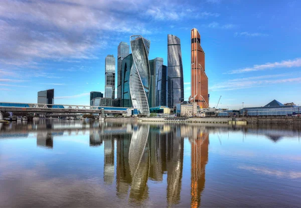 Московский международный бизнес-центр и пешеходный мост Багратион летним утром. Москва, Россия — стоковое фото