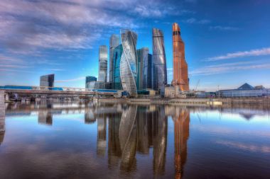  Moskova Uluslararası İş Merkezi ve yaya köprüsü Bagration bir yaz sabahı. Moscow, Rusya Federasyonu
