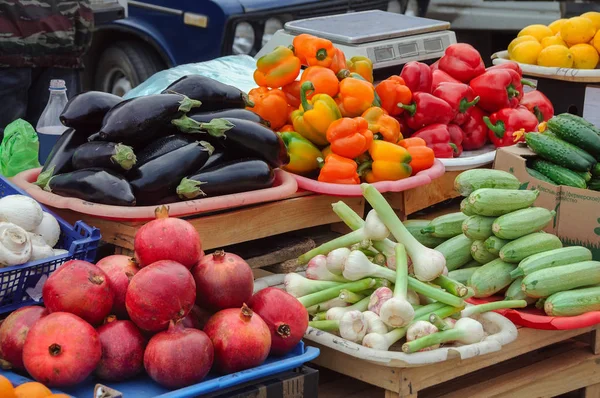 Grönsaker och frukter på disken i staden marknaden. Ryssland — Stockfoto