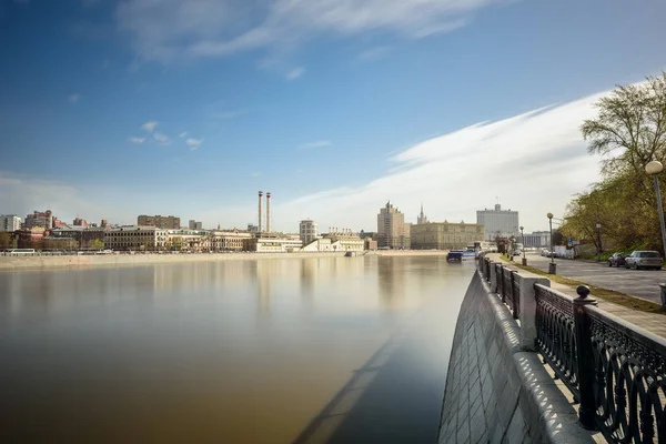 Krasnopresnenskaya embankment and Moskva-river. Moscow, Russia. — Stock Photo, Image