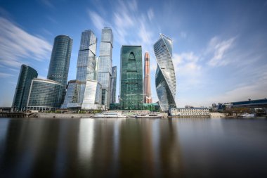 Moskova Uluslararası İş Merkezi ve yaya köprüsü Bagration bir yaz sabahı. Moscow, Rusya Federasyonu