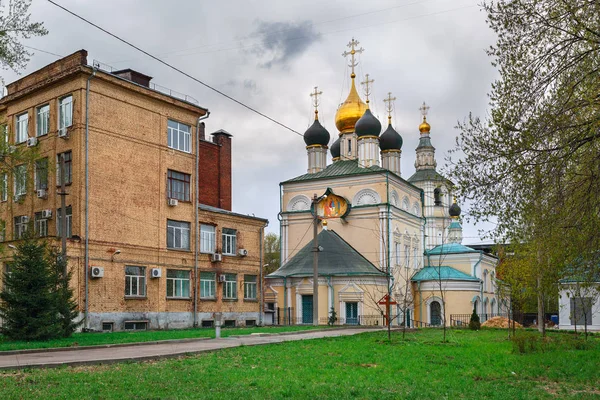 Kerk van de Heilige Drievuldigheid in Kozjevniki en Russische wetenschappelijk onderzoek Instituut voor computer science en informatie technologie. Moskou, Rusland. — Stockfoto